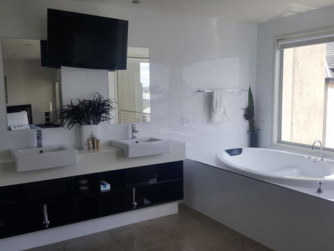 104 On Merri Apartments - New Castle Tourism 19