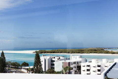 Ocean Views Resort Caloundra - New Castle Tourism 8