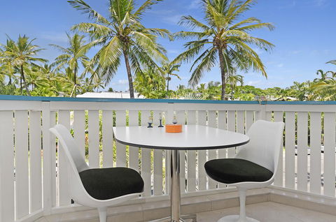 By The Sea Port Douglas - New Castle Tourism 18