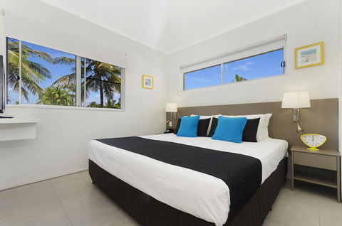 By The Sea Port Douglas - New Castle Tourism 17