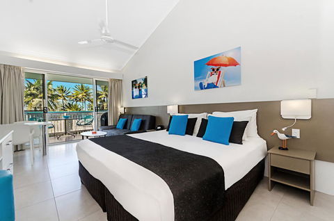 By The Sea Port Douglas - New Castle Tourism 4