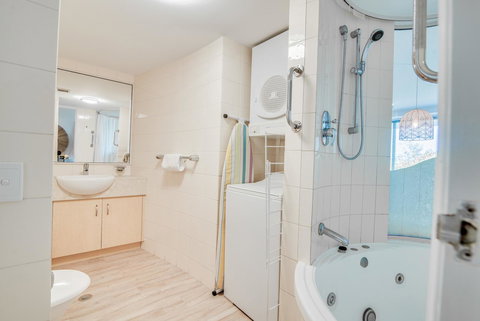 Grand Palais Boolarong Beachside Apartments - Newcastle Accommodation 5