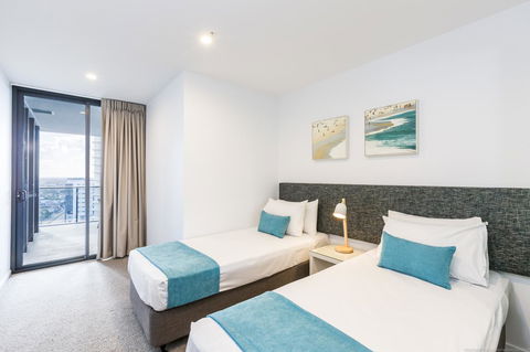 Boardwalk Burleigh Beach - Official - Newcastle Accommodation 10