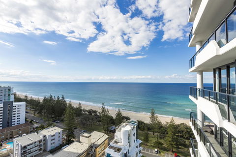 Boardwalk Burleigh Beach - Official - Newcastle Accommodation 27