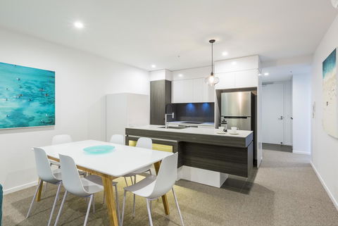 Boardwalk Burleigh Beach - Official - Newcastle Accommodation 8