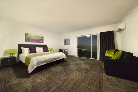 Mackay Oceanside Central Hotel Official - Newcastle Accommodation 24