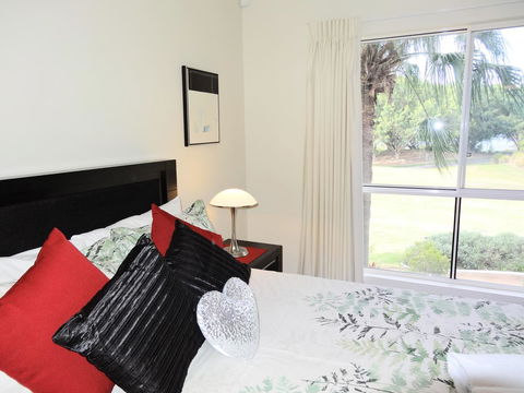 Waterfront Resort Villa With Buggy - New Castle Tourism 11