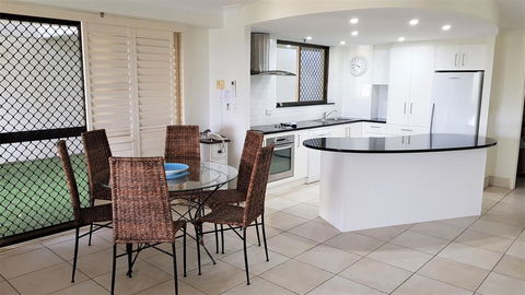 Gemini Court Holiday Apartments - Newcastle Accommodation 17