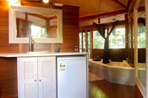 Cairns Rainforest Retreat - New Castle Tourism 4