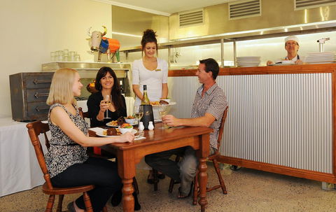 Cairns Queenslander Hotel & Apartments - New Castle Tourism 11