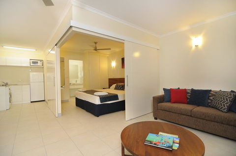 Cairns Queenslander Hotel & Apartments - New Castle Tourism 17