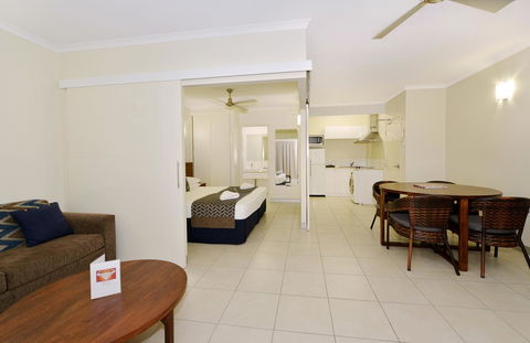 Cairns Queenslander Hotel & Apartments - New Castle Tourism 10