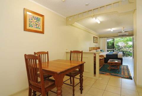 Cairns Queenslander Hotel & Apartments - New Castle Tourism 21