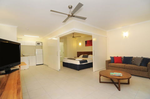 Cairns Queenslander Hotel & Apartments - New Castle Tourism 16