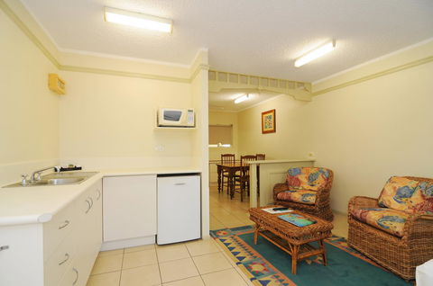 Cairns Queenslander Hotel & Apartments - New Castle Tourism 20