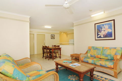 Cairns Queenslander Hotel & Apartments - New Castle Tourism 14