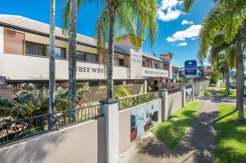 Cairns City Palms - New Castle Tourism 0