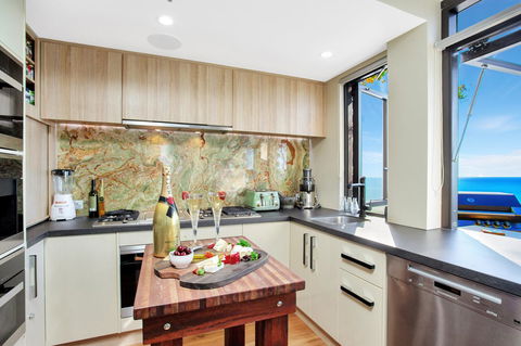 Burleigh Esplanade Apartments - Newcastle Accommodation 6