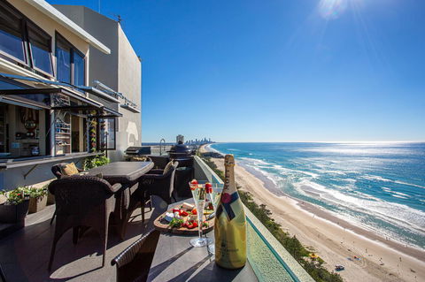 Burleigh Esplanade Apartments - Newcastle Accommodation 10