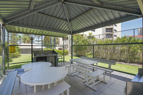 Burleigh Esplanade Apartments - Newcastle Accommodation 24