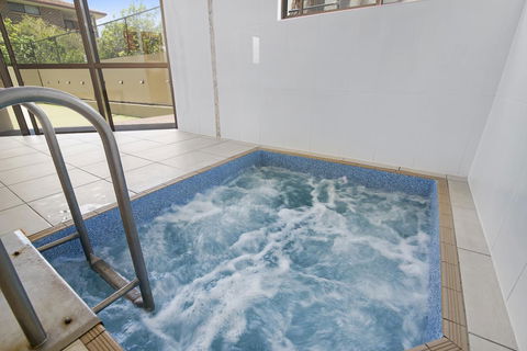 Burleigh Esplanade Apartments - Newcastle Accommodation 22