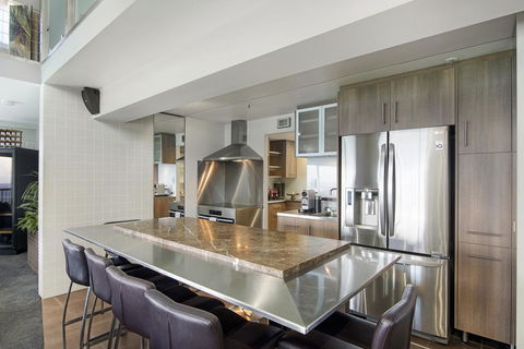 Burleigh Esplanade Apartments - Newcastle Accommodation 18