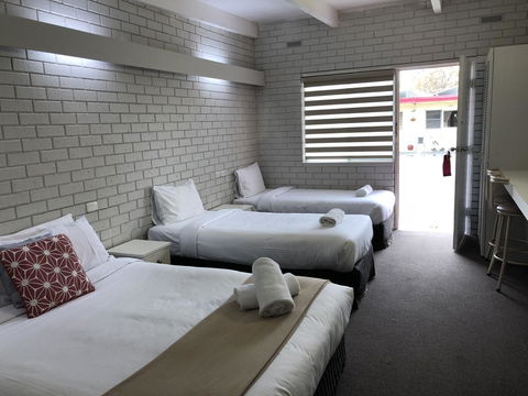 Wattle Motel - New Castle Tourism 3