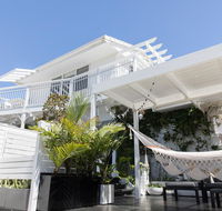 White Beach Cottage - Newcastle Accommodation