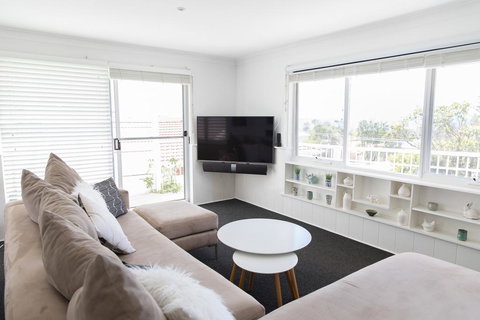 White Beach Cottage - Newcastle Accommodation 3