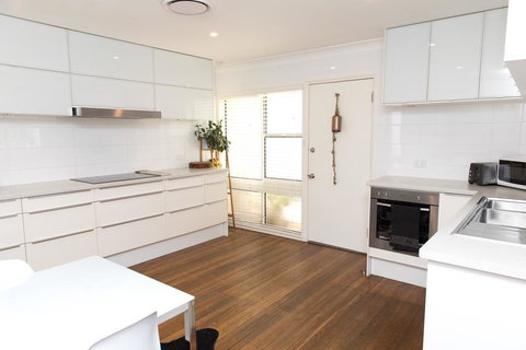 White Beach Cottage - Newcastle Accommodation 1