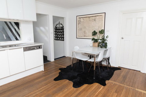 White Beach Cottage - Newcastle Accommodation 2