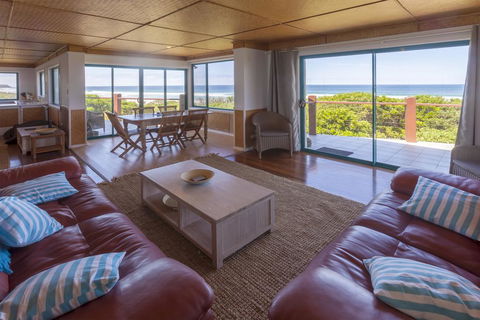 White Waves On The Beach - Newcastle Accommodation 3