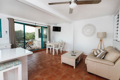 White Waves On The Beach - Newcastle Accommodation 1