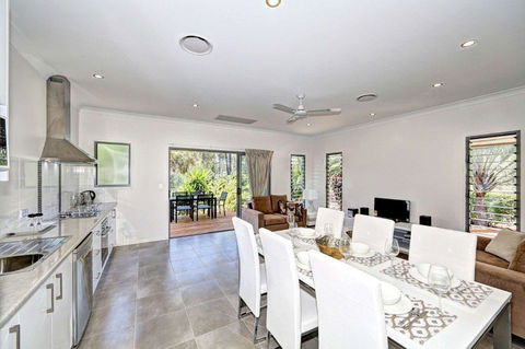Woodgate Beach Houses - New Castle Tourism 2