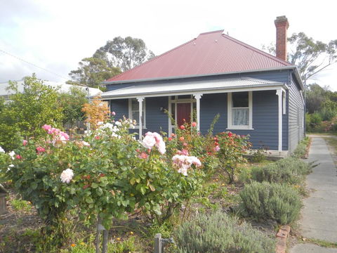Yarram Cottage: Art And Accommodation - New Castle Tourism 0