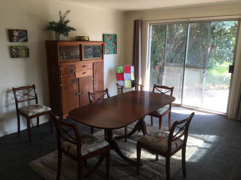 Yarram Cottage: Art And Accommodation - New Castle Tourism 3