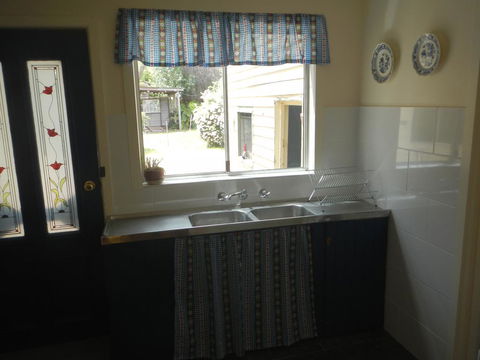 Yarram Cottage: Art And Accommodation - New Castle Tourism 2