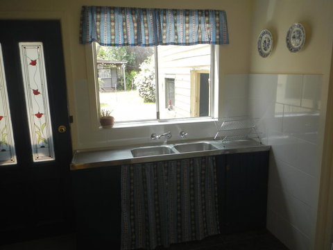 Yarram Cottage: Art And Accommodation - Newcastle Accommodation 2