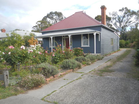 Yarram Cottage: Art And Accommodation - Newcastle Accommodation 1