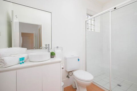 \'Sandy Shores\' A Spacious Newcastle Beach Escape - New Castle Tourism 1