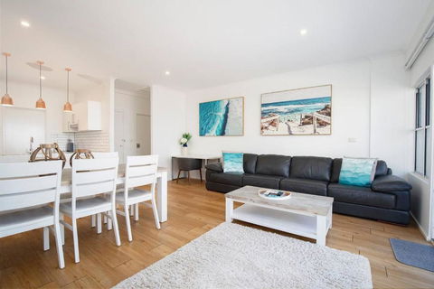 \'Sandy Shores\' A Spacious Newcastle Beach Escape - New Castle Tourism 0