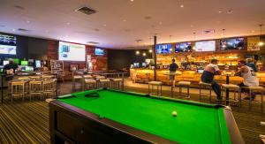 Nightcap At Kawana Waters Hotel - New Castle Tourism 5