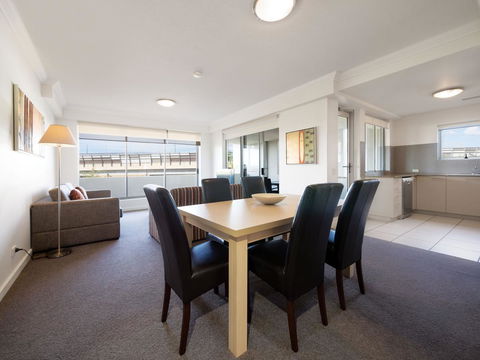 Oaks Brisbane Mews Suites - New Castle Tourism 10