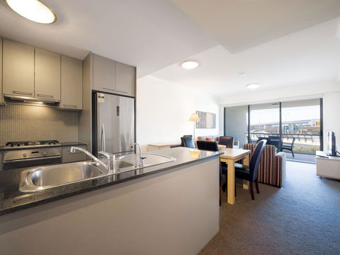 Oaks Brisbane Mews Suites - New Castle Tourism 6