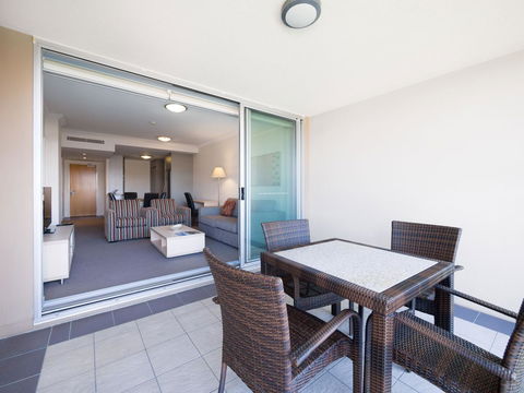 Oaks Brisbane Mews Suites - New Castle Tourism 8