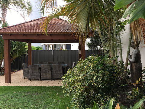 Burleigh Palms Holiday Apartments - Newcastle Accommodation 22