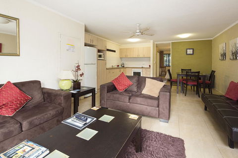 Burleigh Palms Holiday Apartments - Newcastle Accommodation 36
