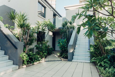 Burleigh Palms Holiday Apartments - Newcastle Accommodation 17