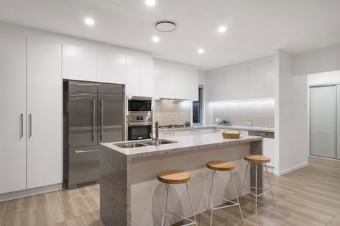 Luxury Canal Front Holiday House - Newcastle Accommodation 6