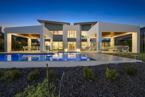 Luxury Canal Front Holiday House - Newcastle Accommodation 0